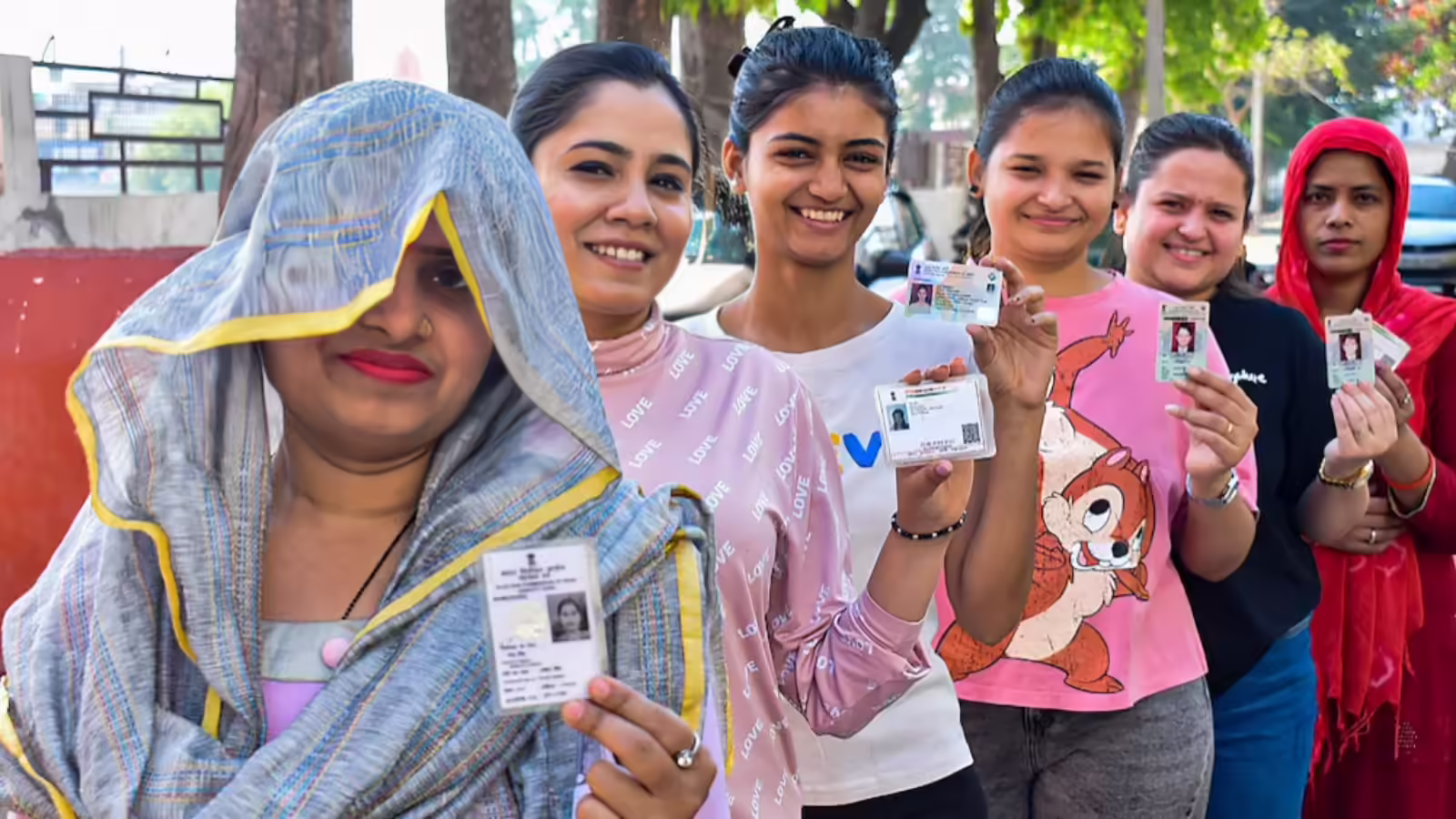 बिहार विधानसभा चुनाव 2025 के दौरान पूर्वी चंपारण और किशनगंज में पैसे बांटने के आरोपों �